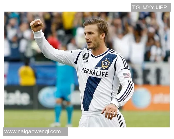 贝克汉姆风格的足球明星女孩展现青春活力与运动魅力