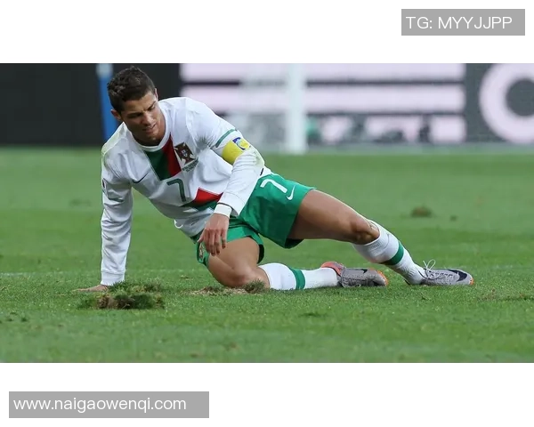 足球明星穿着棒球服的时尚造型展示与球场魅力结合的精彩瞬间 足球明星穿着棒球服的时尚造型展示与球场魅力结合的精彩瞬间