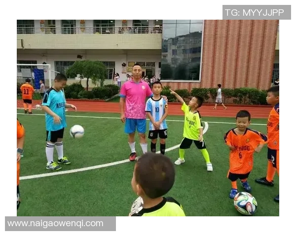 小男孩梦想成真成为足球明星的成长故事与奋斗历程