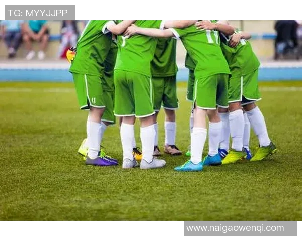 绿色头发的足球明星女孩展现青春活力与独特魅力的精彩瞬间 绿色头发的足球明星女孩展现青春活力与独特魅力的精彩瞬间